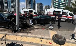 Diyarbakır'da iki otomobil çarpıştı: 1'i ağır 2 yaralı