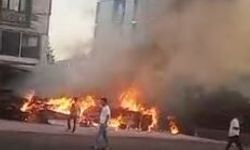 Diyarbakır'da iş yeri önündeki yangın kameraya yansıdı