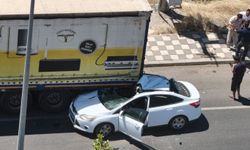 Diyarbakır'da otomobil park halindeki kamyona çarptı: 1 yaralı