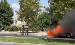 Diyarbakır'da otomobil yanarak kullanılamaz hale geldi