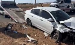 Diyarbakır'da TIR ile otomobil çarpıştı: 1'i ağır 4 yaralı