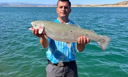 Elazığ'da amatör balıkçı dev alabalık yakaladı