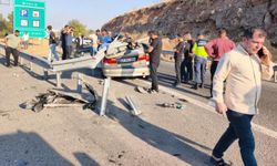 Şanlıurfa’da otomobil bariyerlere çarptı: Bir ölü, bir ağır yaralı