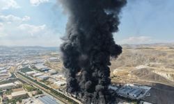 Fabrikadaki yangın gökyüzünü kara dumanla kapladı