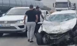 Gaziantep'te otomobil tıra ve bariyerlere çarptı: 3 yaralı