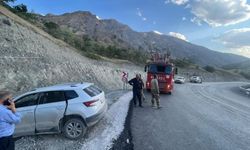 Hakkari-Van yolunda otomobil bariyerlere çarptı: 3 yaralı