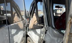 Hakkari'de minibüs ile kamyonet çarpıştı: 10 yaralı