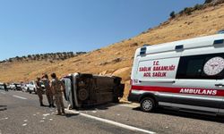 Mardin'de hafif ticari araç takla attı: Bir ölü bir yaralı