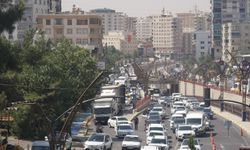 Mardin'in en işlek yolunda gündüz vakti asfalt çalışması