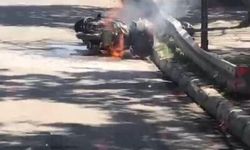 Muş'ta alev alan motosiklete vatandaşlar müdahale etti