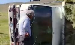 Ot balyaları taşıyan kamyonet devrildi