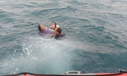 Van Gölü'nde boğulma tehlikesi geçiren biri çocuk 3 kişi kurtarıldı