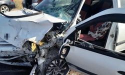 Van'da 2 otomobil çarpıştı: 7 kişi hastaneye kaldırıldı