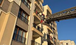 Diyarbakır'da korku dolu anlar: Balkon demirlerinde asılı kaldı