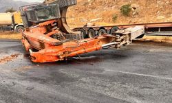 Adıyaman'da tırın üzerindeki paletli kepçe yola devrildi