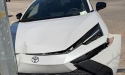 Siirt'te otomobil aydınlatma direğine çarptı