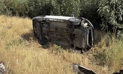 Diyarbakır'da virajı alamayan sürücünün otomobili devrildi