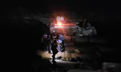 Su seviyesi yükselince yıkık köprüde mahsur kalan 4 kişi kurtarıldı