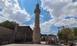 Caminin minaresi neden başka yerde? Tarihi yapının ilginç hikayesi
