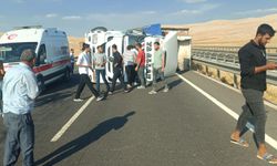 Devrilen tır 20 kilometrelik araç kuyruğuna neden oldu