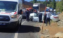 Elazığ'da otomobil ile tır çarpıştı: Sürücü araçta sıkıştı