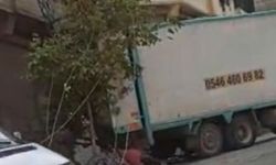Gaziantep'te freni boşalan kamyon eve çarparak durabildi