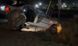 Köpeğe çarpmamak için manevra yaptı! Otomobil köprüde asılı kaldı
