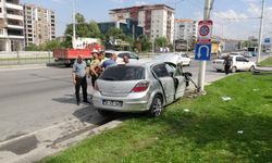 Malatya'da otomobil trambüs direğine çarptı: 4 yaralı