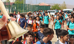 Diyarbakır'da binlerce öğrenci ve öğretmen ders başı yaptı