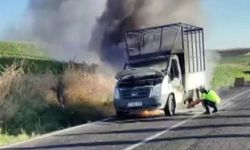 Diyarbakır'da seyir halindeki kamyonet küle döndü