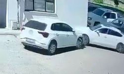 Önce park halindeki araca, ardından duvara çarptı
