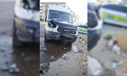 Şanlıurfa'da iki araç kafa kafaya çarpıştı