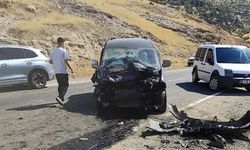 Siirt'te hafif ticari araç ile transit çarpıştı: 4 yaralı