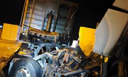 Tır uygulama noktasındaki beton bloklara çarptı
