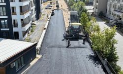 Yeşilyurt'ta altyapısı tamamlanan yollar sıcak asfaltla yenileniyor