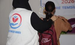 Yetimler Vakfı Cizre'de ihtiyaç sahibi öğrencilere kırtasiye yardımında bulundu