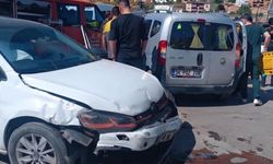 Yüksekova'da iki araç çarpıştı, Yaralılar hastaneye kaldırıldı