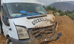 Adıyaman'da yolcu minibüsü şarampole girdi