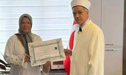 Ailesi ve arkadaşlarından etkilendi, Müslüman oldu