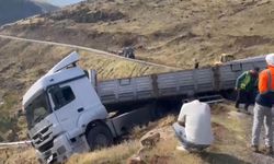 Bingöl'de rampayı çıkamadı: Tır uçurumun kıyısında asılı kaldı