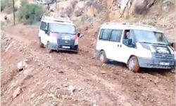 Bozuk köy yolunda araçlar çıkamayınca cenaze kilometrelerce omuzlarda taşındı