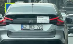 'Dikkat acemiyim' yazısını yapıştırıp trafiğe çıktı
