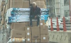 Kamyonet üzerinde tehlikeli yolculuk