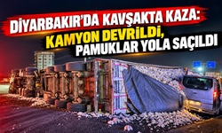 Diyarbakır'da kavşakta kaza: Kamyon devrildi, pamuklar yola saçıldı