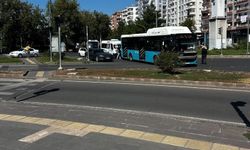 Diyarbakır'da otomobil hızını alamadı, belediye otobüsüne çarptı