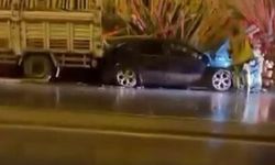 Diyarbakır'da otomobil kerestelere çarptı: 2 yaralı