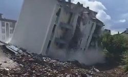 İş makinesi dokundu, 5 katlı bina saniyeler içinde yerle bir oldu