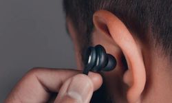 Kulaklıkla uyumak işitme sağlığını tehdit ediyor