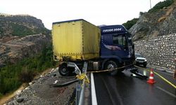 Malatya'da kaza! Bariyerlere çarpan tır askıda kaldı