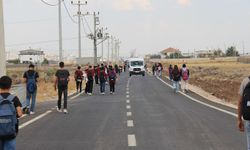 Okullarına ulaşmak isteyen öğrenciler kilometrelerce yürüyor